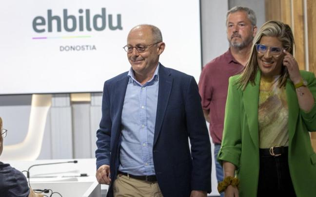 Juan Karlos Izagirre, con Olaia Duarte y Jabi Vitoria.
