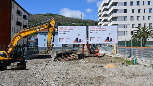 Construcción de bloques de VPO en el barrio de Zorrotzaurre, en Bilbao.