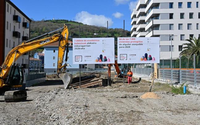 Construcción de bloques de VPO en el barrio de Zorrotzaurre, en Bilbao.