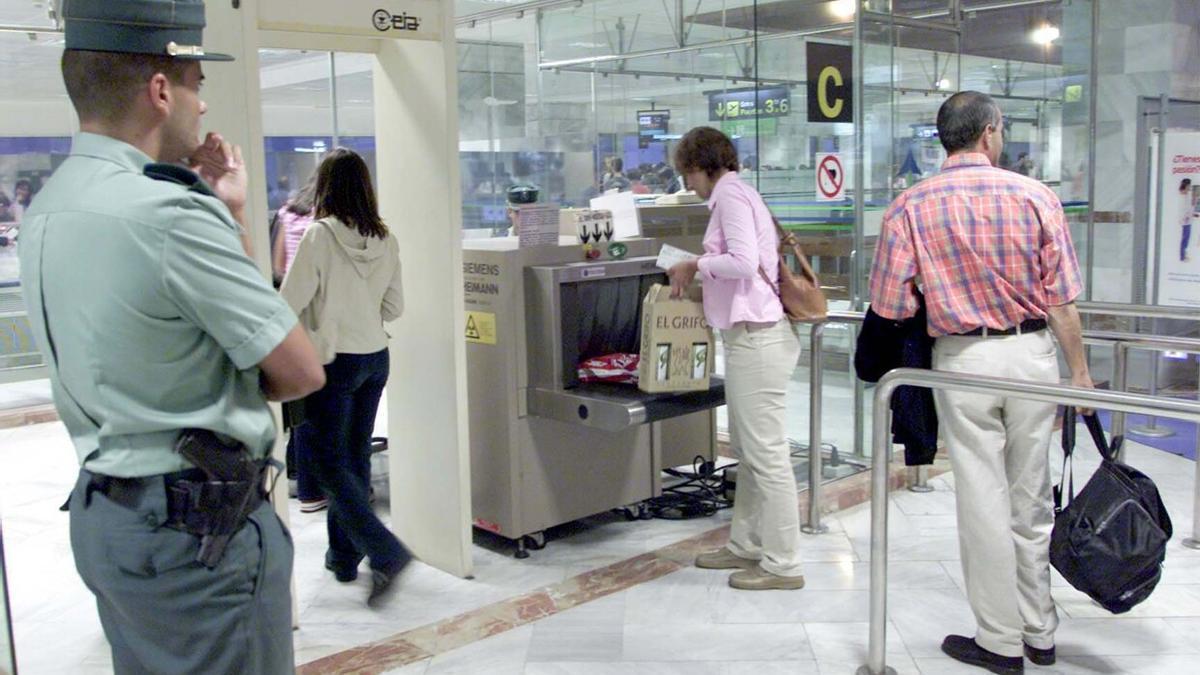 Control de seguridad con escáner en el aeropuerto de Tenerife Norte.