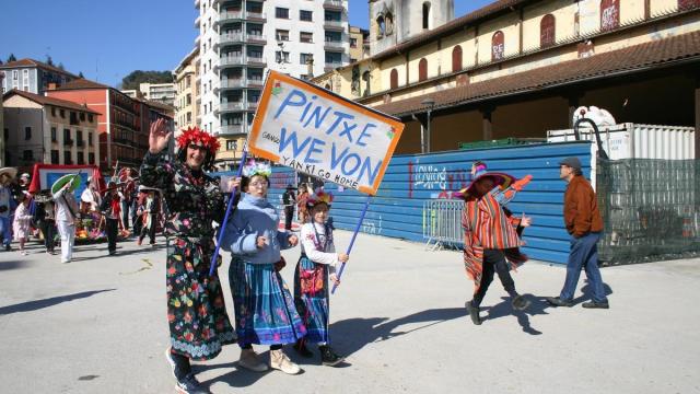 Desfile de comparsas en Antxo.