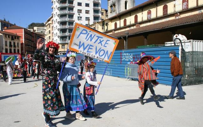 Desfile de comparsas en Antxo.