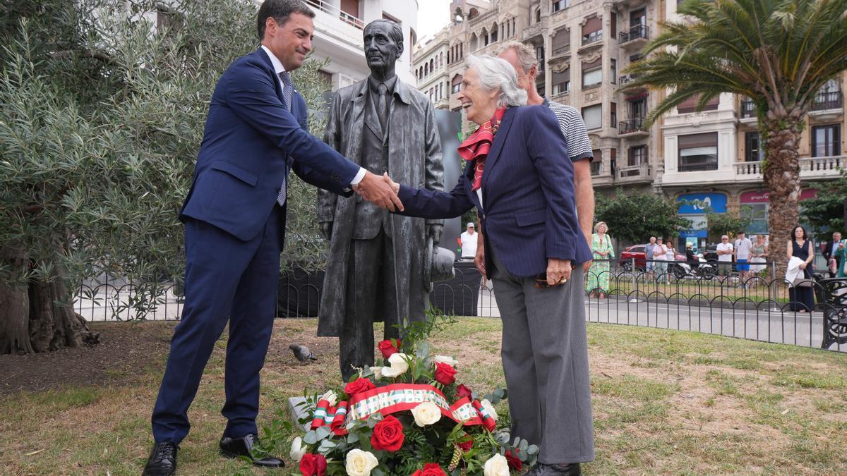El lehendakari Pradales saluda a familiares del lehendakari Leizaola, junto al monumento que le recuerda en la plaza Euskadi de Donostia