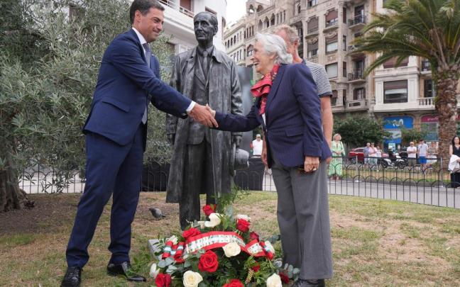 El lehendakari Pradales saluda a familiares del lehendakari Leizaola, junto al monumento que le recuerda en la plaza Euskadi de Donostia