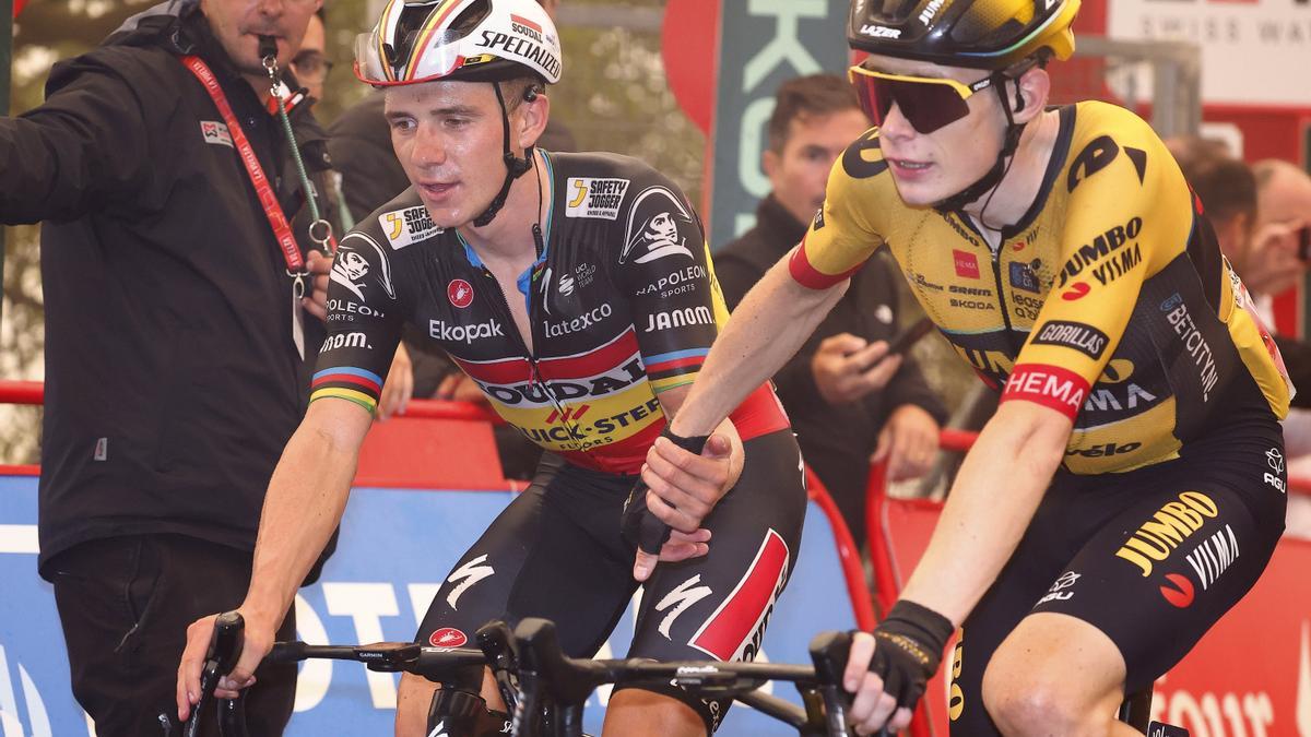 Remco Evenepoel, del Soudal, y Jonas Vingegaard, del Jumbo, se saludan en la Vuelta.