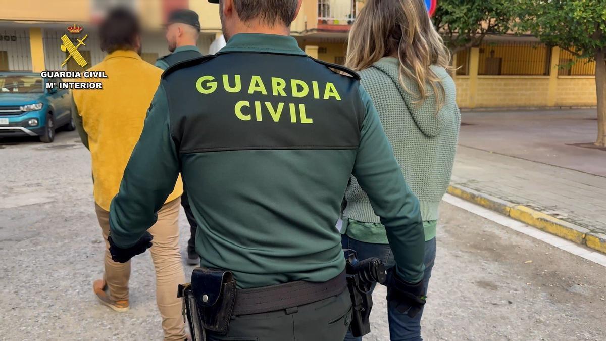 Momento en el que la Guardia civil detiene al matrimonio.