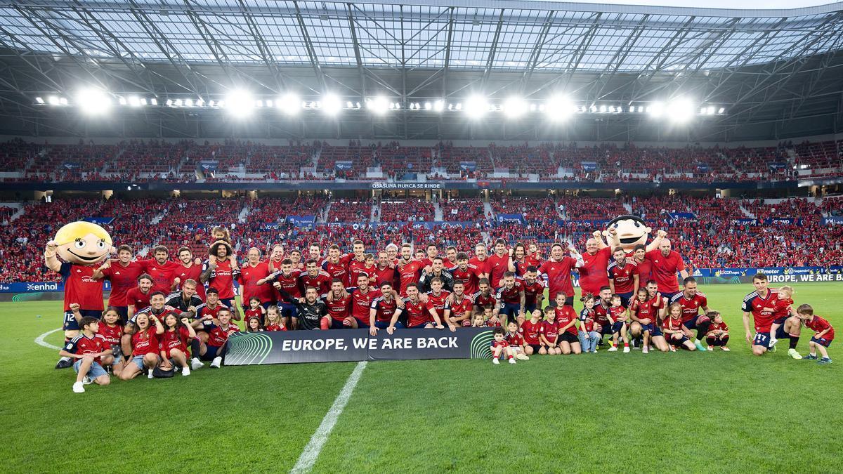 Los jugadores de Osasuna celebran la clasificación a la Conference League.