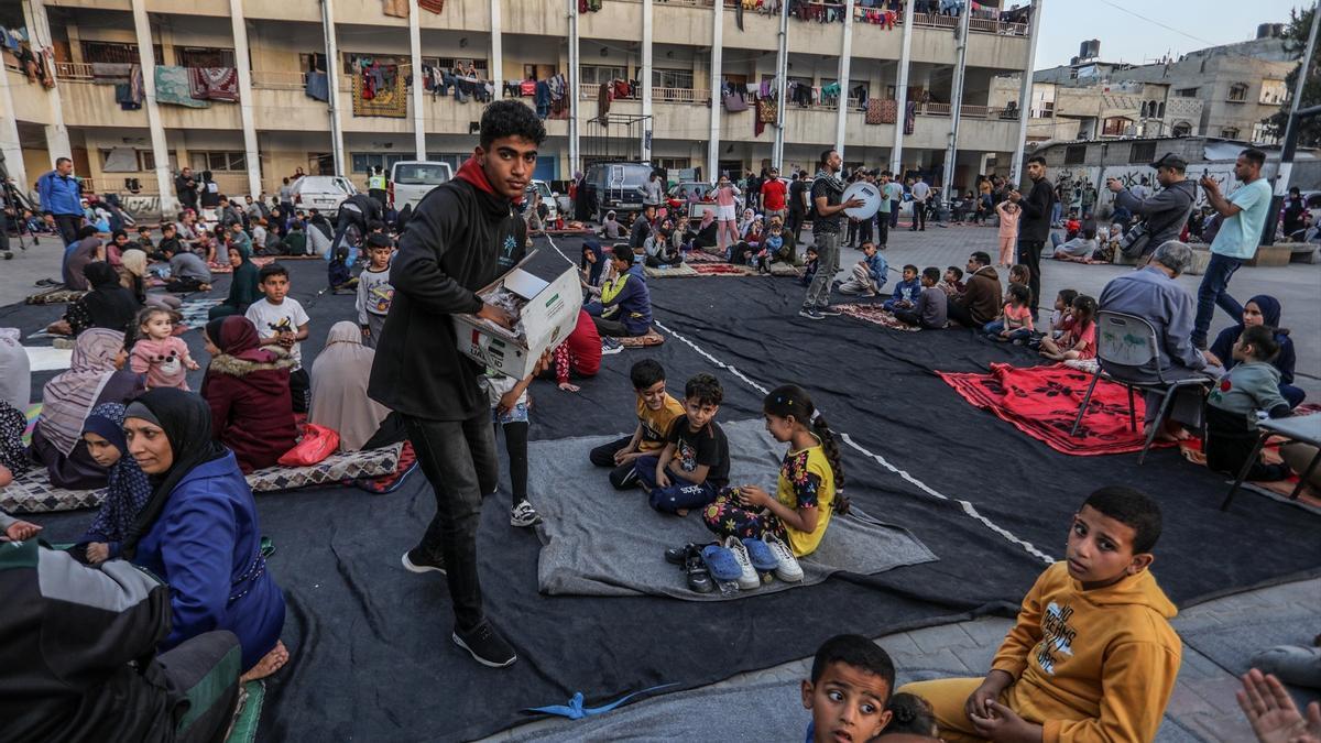 Palestinos desplazados en Rafah, Gaza. | Para la mayoría de ellos, el abandono de la ciudad ha supuesto su cuarto desplazamiento forzoso.