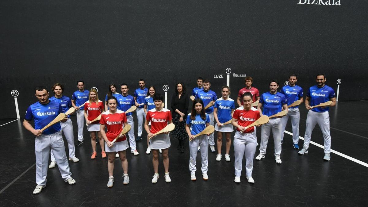 Los pelotaris participantes en los torneos Bizkaia Open y Bizkaia de paleta cuero femenino.