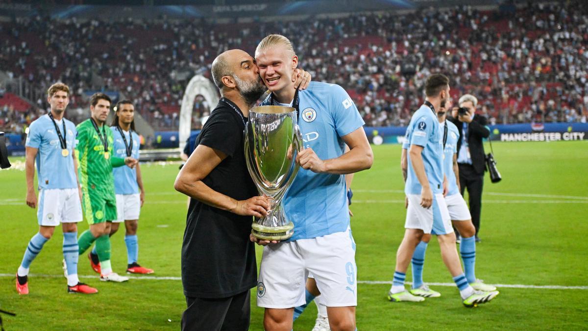 Pep Guardiola, arquitecto técnico de la mayoría de los éxitos del City, besa a Erling Haaland tras ganar la Supercopa de Europa en 2023.
