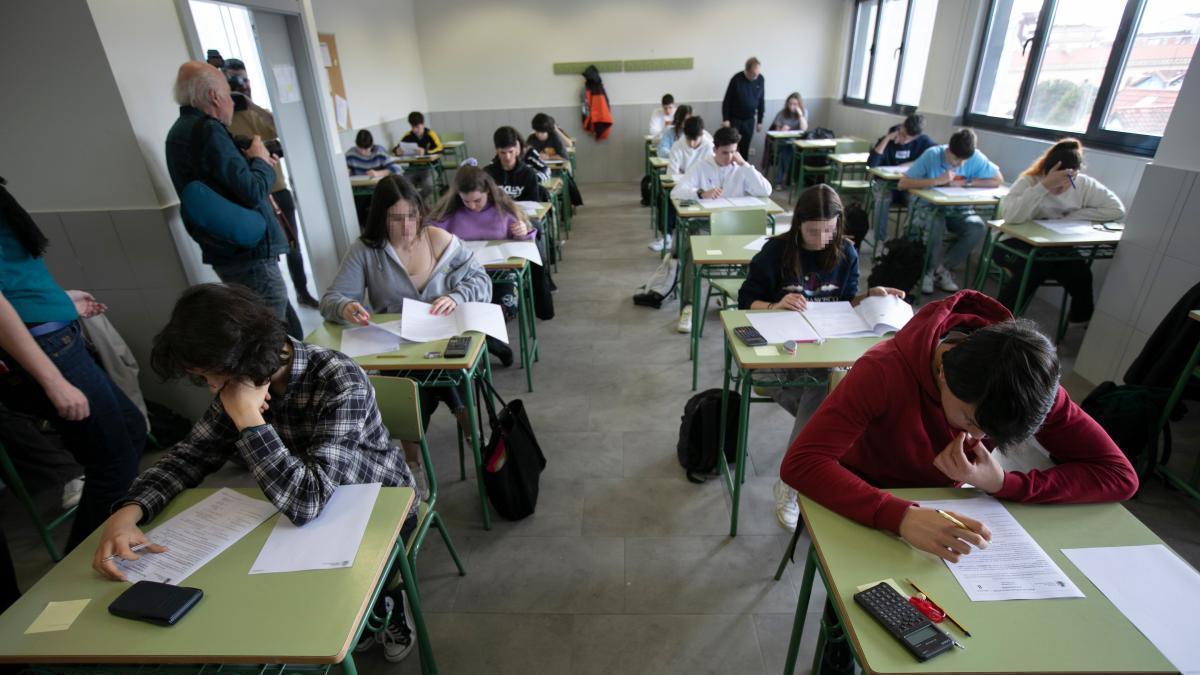 Varios alumnos participan en la prueba piloto de la EBAU en Gijón.