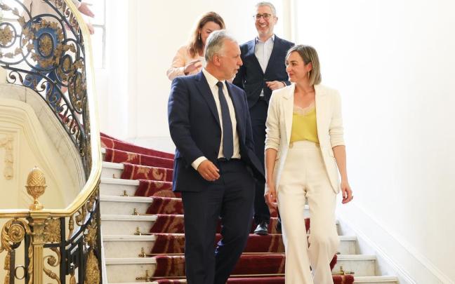 La consejera de Autogobierno, Maria Ubarretxena, con el ministro de Política Territorial, Ángel Víctor Torres