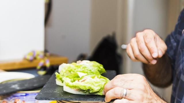 Una persona disfruta de los tacos coreanos más saludables. Una persona disfruta de los tacos coreanos más saludables.