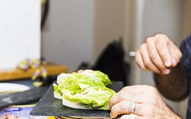 Una persona disfruta de los tacos coreanos más saludables.