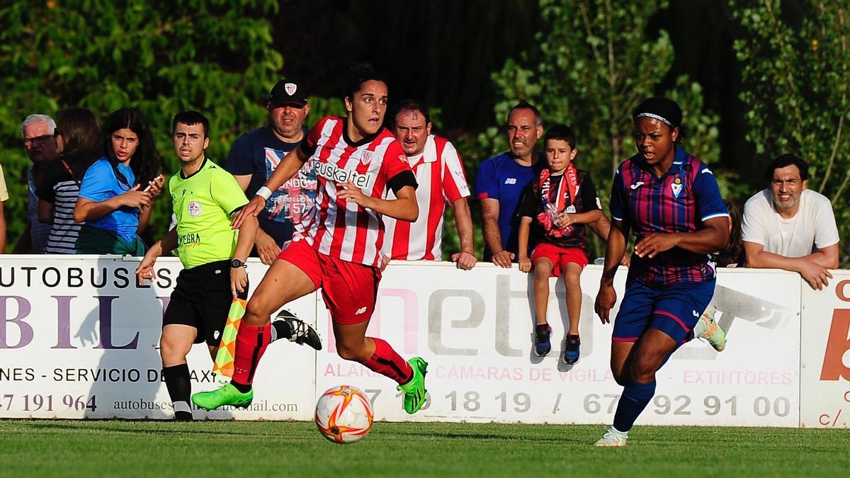 Oihane Hernández dirige el balón durante un partido del Athletic.