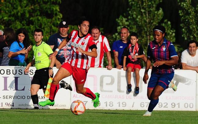 Oihane Hernández dirige el balón durante un partido del Athletic. Oihane Hernández dirige el balón durante un partido del Athletic.