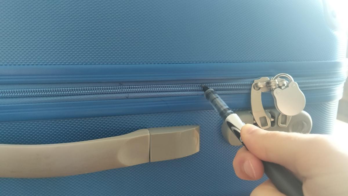 Un boli, un lápiz o un punzón permiten acceder con facilidad al interior de la maleta a pesar del candado.