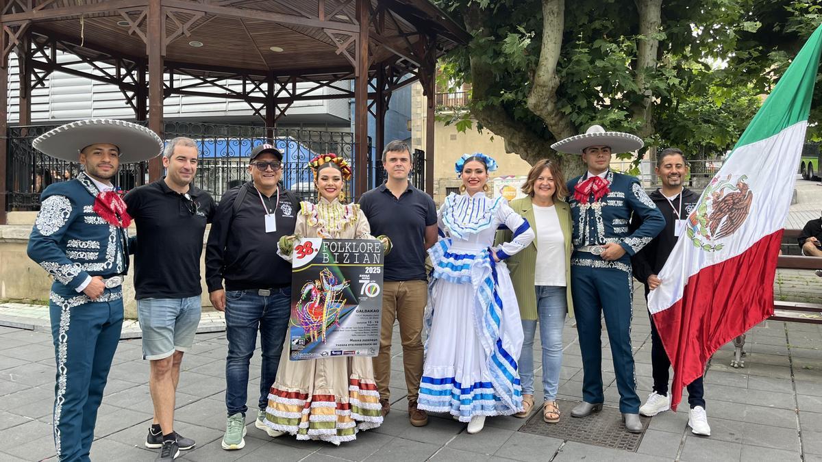 Recepción en Galdakao del grupo Fiestas de México que actuará en las citas del festival Folklore Bizian