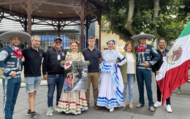 Recepción en Galdakao del grupo Fiestas de México que actuará en las citas del festival Folklore Bizian