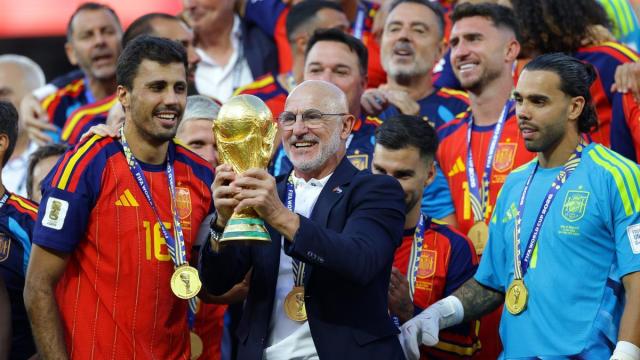 De la Fuente sostiene la copa del mundo.