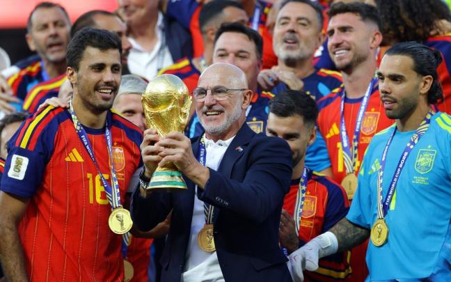 De la Fuente sostiene la copa del mundo.