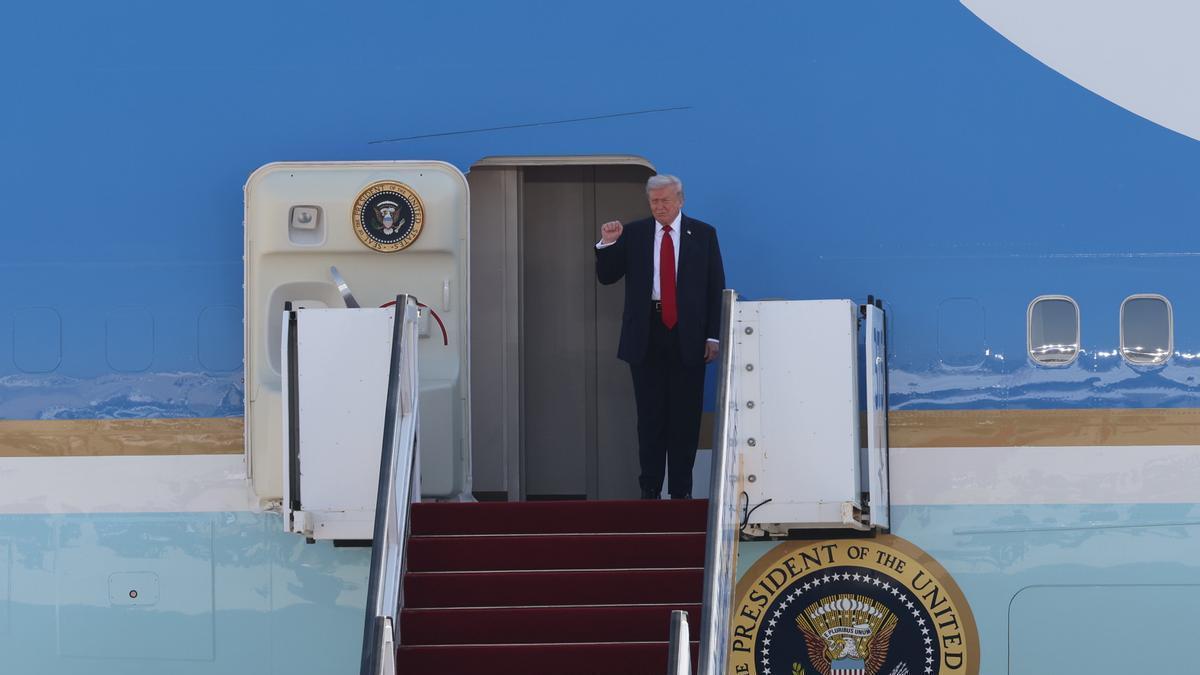 El presidente de Estados Unidos, Donald Trump, sale del avión a su llegada al aeropuerto Ben Gurión, al sur de Tel Aviv (Israel).