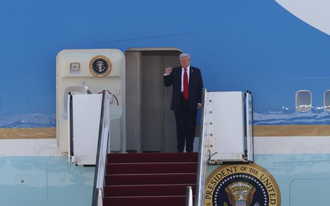 El presidente de Estados Unidos, Donald Trump, sale del avión a su llegada al aeropuerto Ben Gurión, al sur de Tel Aviv (Israel).