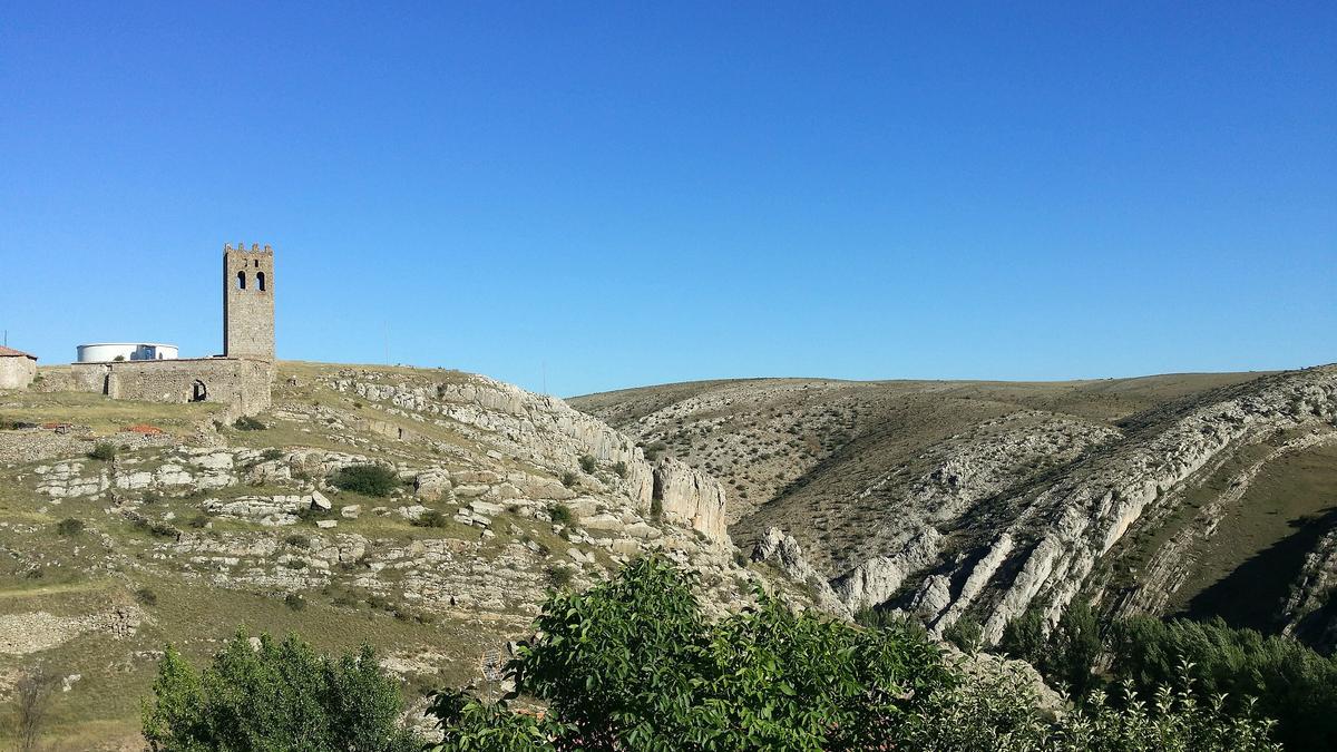 La Torre Vieja de Ababug se alza sobre el barranco del río Seco.