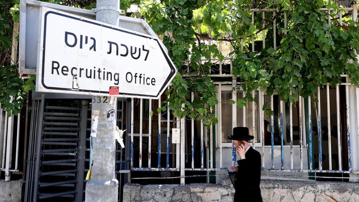 Un judío ultraortodoxo pasea ante una oficina de recrutamiento en Jerusalén.