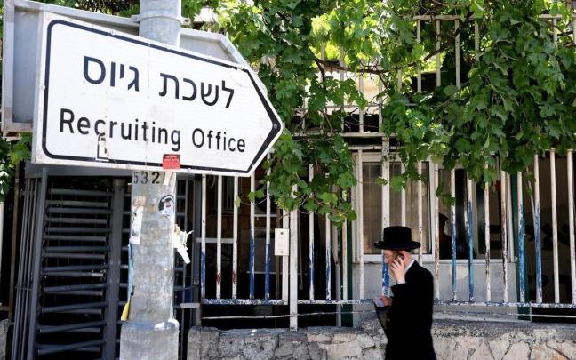 Un judío ultraortodoxo pasea ante una oficina de recrutamiento en Jerusalén.