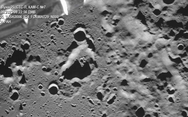 Imagen del cráter Zeeman, en la cara oculta de la Luna, tomada por la sonda Luna-25. Imagen del cráter Zeeman, en la cara oculta de la Luna, tomada por la sonda Luna-25.