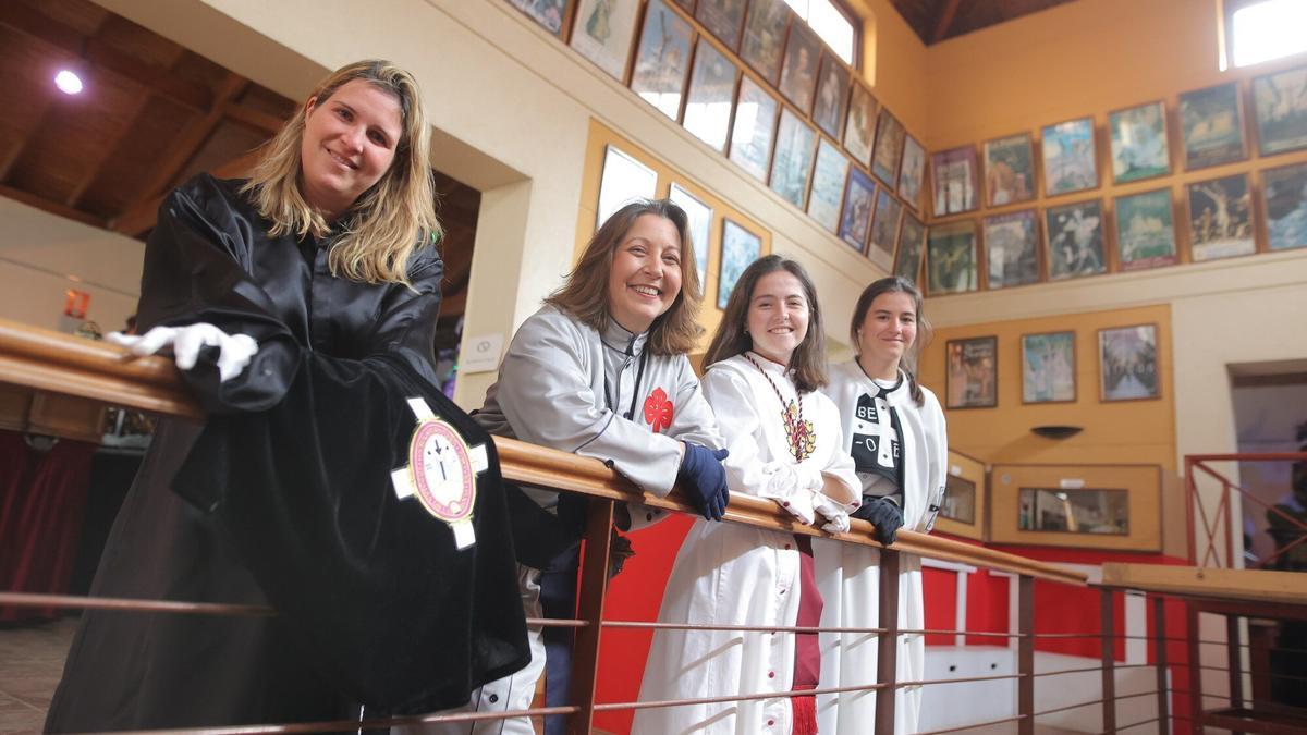 Las cofrades Magdalena García de Leániz, Begoña Isasi, Cristina Uribe y Laura Olaortua posan con sus hábitos en el Museo de Pasos de Semana Santa de Bilbao.