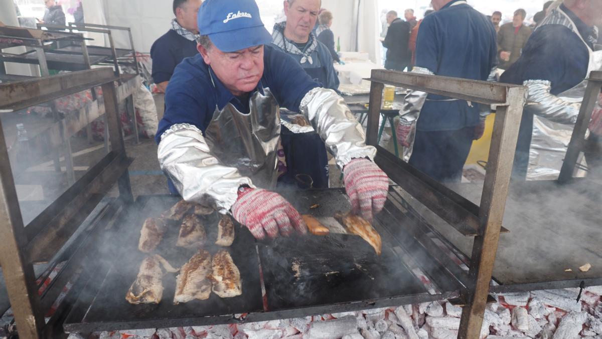 La parrilla no ha faltado entre las distintas preparaciones del verdel en el Berdel Eguna que se han podido saborear en Mutriku.