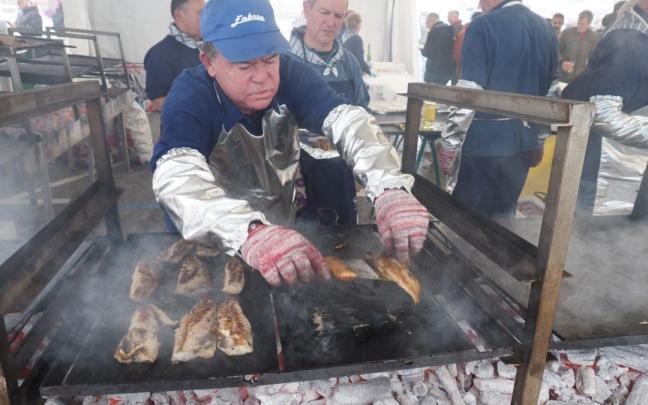 La parrilla no ha faltado entre las distintas preparaciones del verdel en el Berdel Eguna que se han podido saborear en Mutriku.