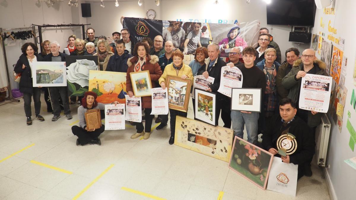 Voluntarios de los distintos pueblos de la comarca se dieron cita en el Hogar del Jubilado de Untzaga en Eibar para poner en marcha la campaña de solidaridad con los refugiados de Lesbos