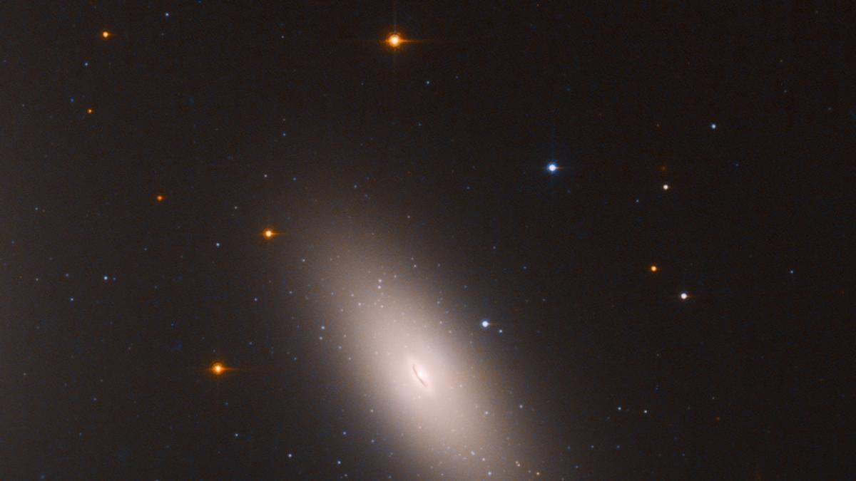 Galaxia sin materia oscura NGC 1277, situada cerca del centro del cúmulo de Perseo, a 240 millones de años luz de la Tierra.