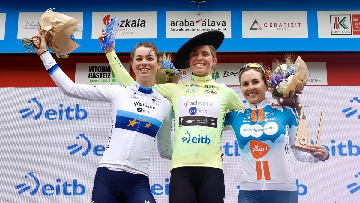 Demi Vollering, vencedora , acompañada en el podio final por Mischa Bredewold y por Juliette Labous.