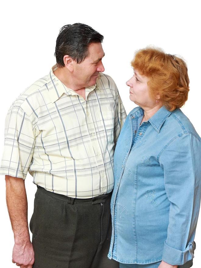 Una pareja mayor con sobrepeso.