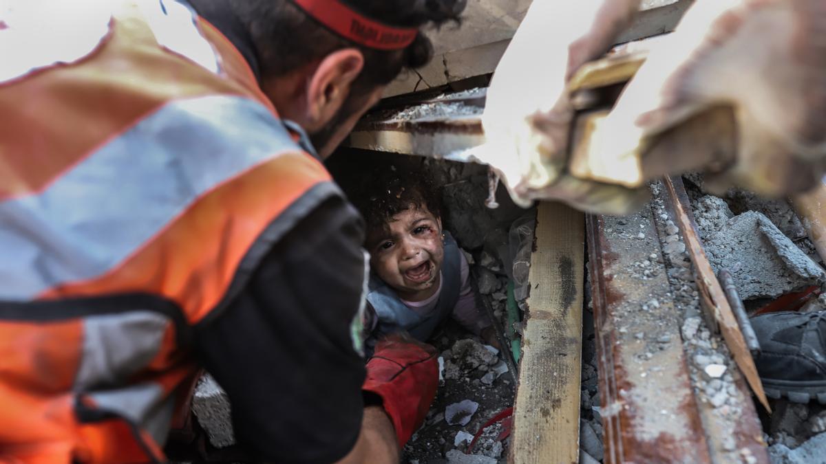 Una niña es rescatada de entre los escombros tras un bombardeo israelí sobre Gaza.