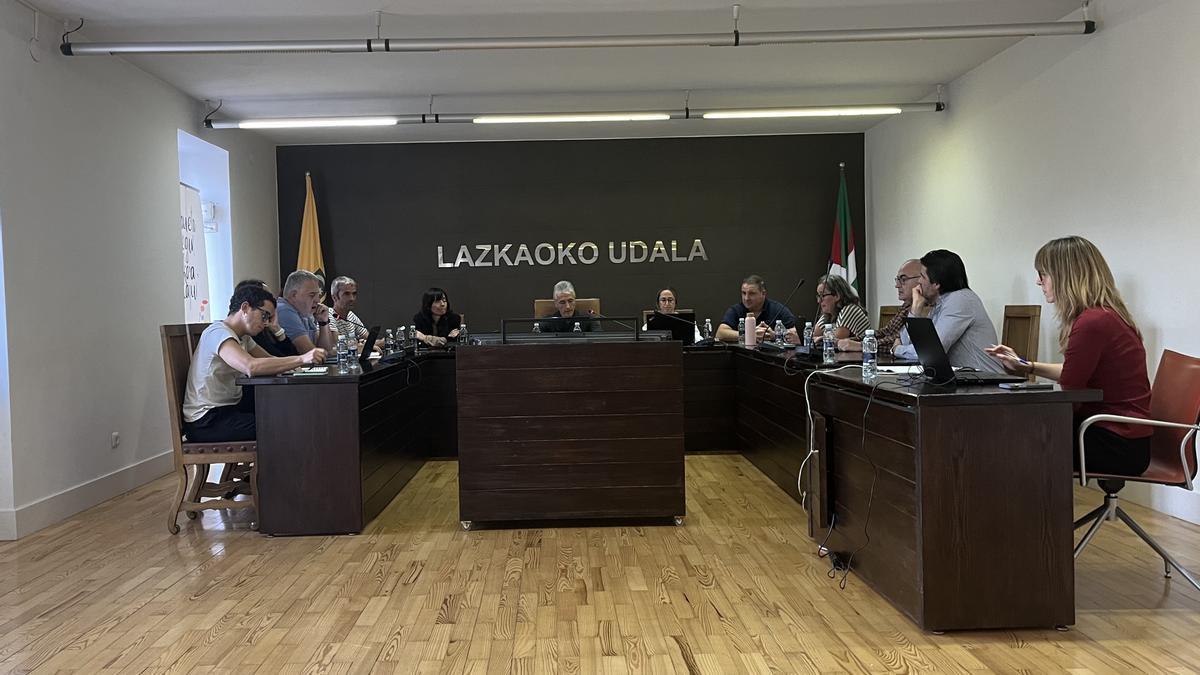 El Ayuntamiento de Lazkao aprobando por unanimidad las Ordenanzas Fiscales para 2026.