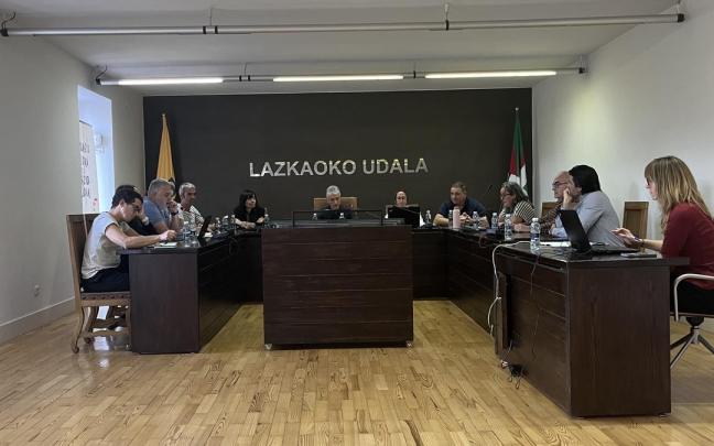 El Ayuntamiento de Lazkao aprobando por unanimidad las Ordenanzas Fiscales para 2026.