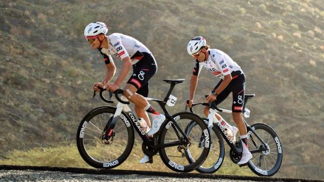 Igor Arrieta tira de Jan Christen durante el AlUla Tour.