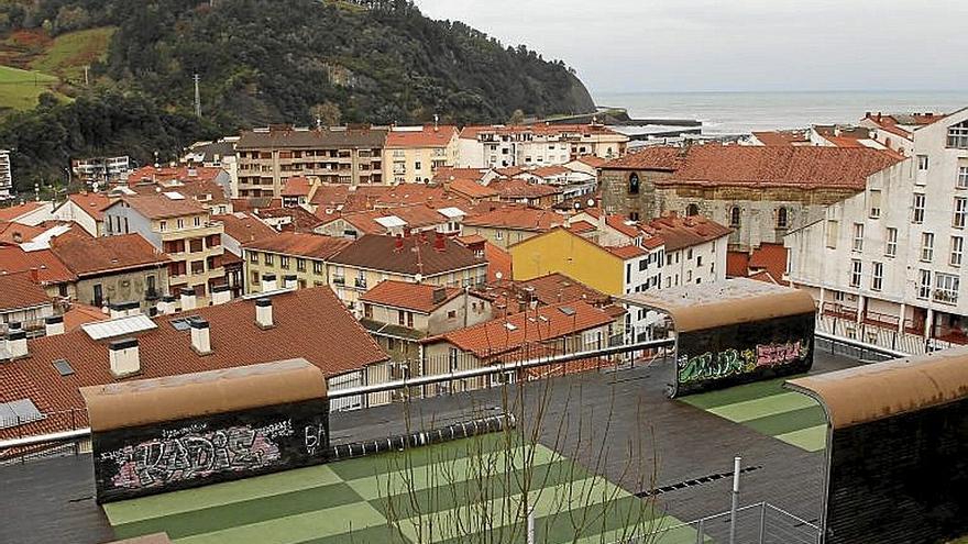 Vista general de Deba con el mar Cantábrico al fondo. | FOTO: NG