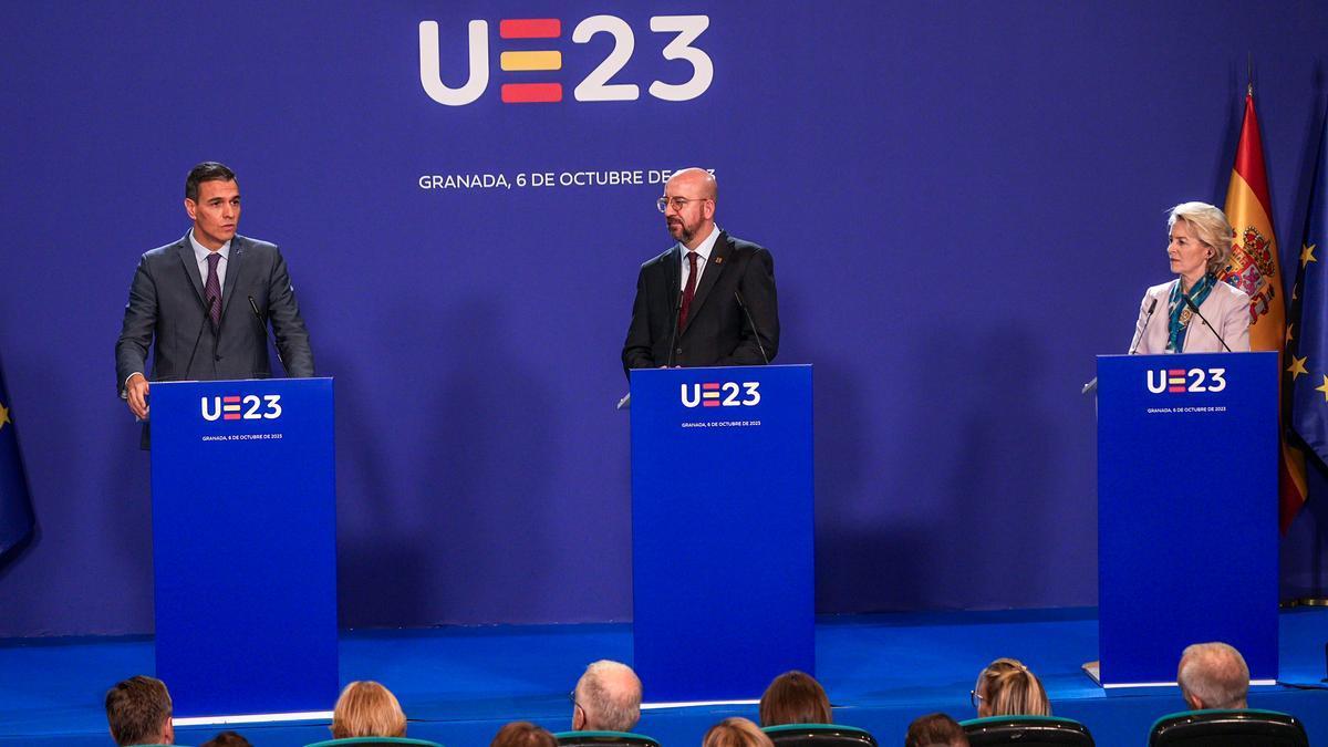 Sánchez junto al presidente del Consejo Europeo, Charles Michel, y la presidenta de la Comisión, Úrsula von der Leyen.