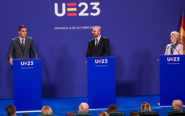 Sánchez junto al presidente del Consejo Europeo, Charles Michel, y la presidenta de la Comisión, Úrsula von der Leyen.