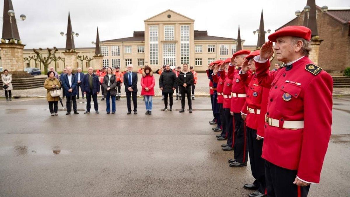 Acto de recuerdo y ofrenda floral a Carlos Díaz Arcocha