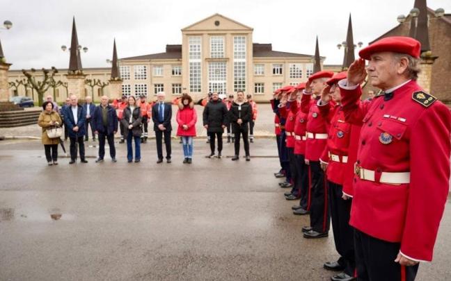 Acto de recuerdo y ofrenda floral a Carlos Díaz Arcocha