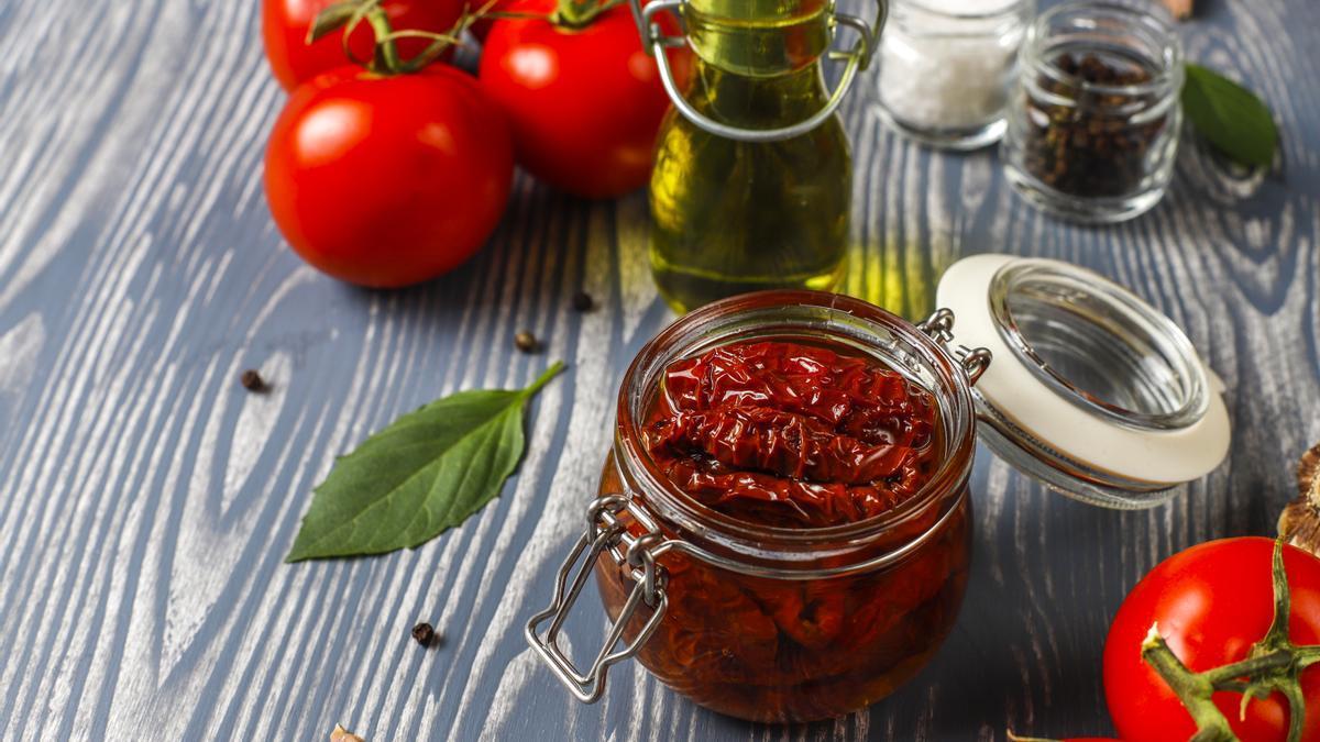 Preparar tomates secos en casa.