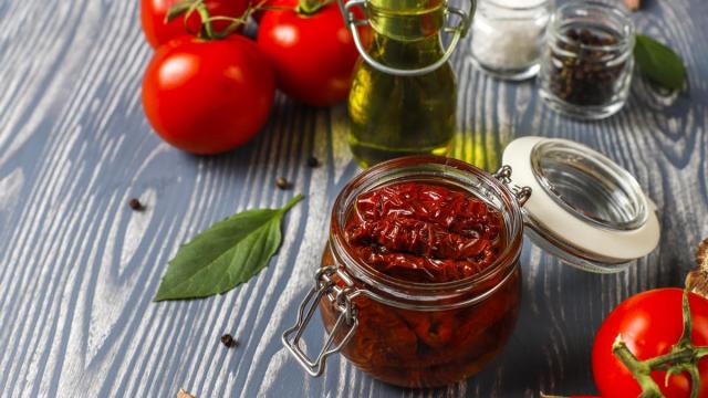 Preparar tomates secos en casa.