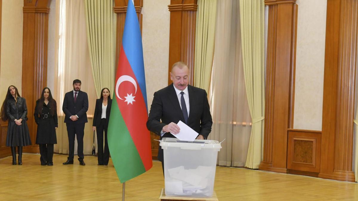 Aliyev vota en las presidenciales Azerbaiyán.